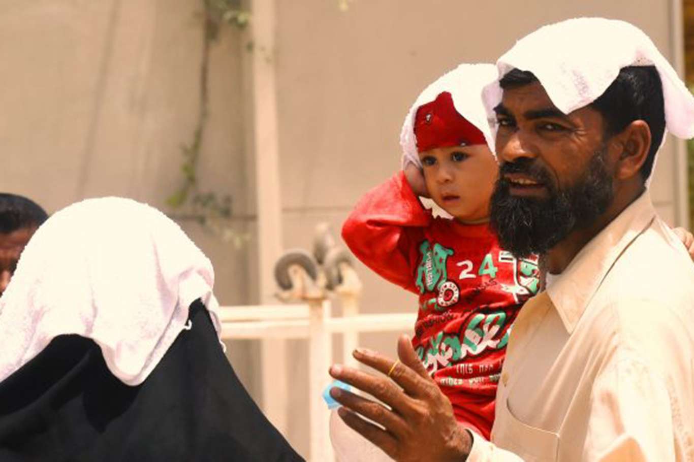 Pakistan'da aşırı sıcaklar nedeniyle 3 kişi hayatını kaybetti Pakistan'da aşırı sıcaklar nedeniyle 3 kişi hayatını kaybetti